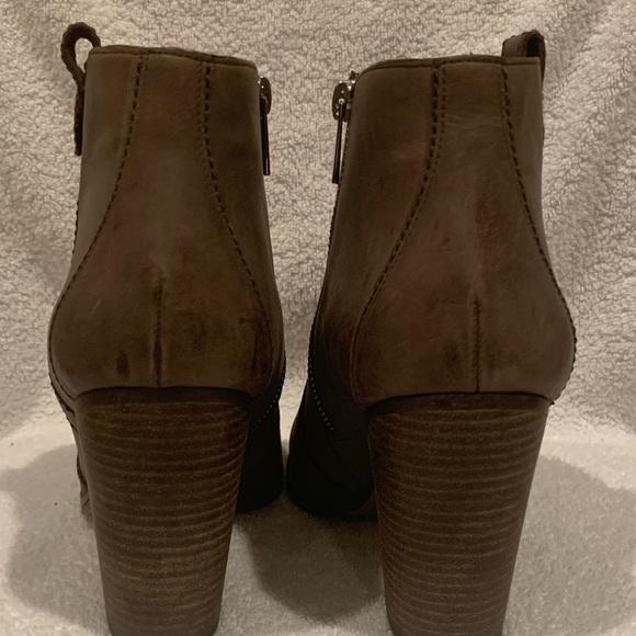 Coach booties, size 9.5 in a light brown leather - Picture 5 of 5